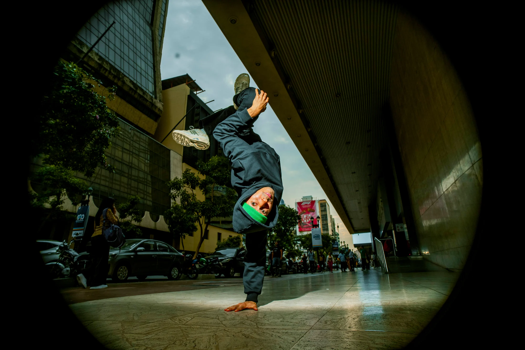 Breaker bailando en un espacio urbano de Guayaquil