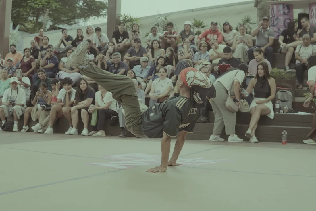 Bailarina en un espacio cultural de Guayaquil